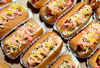 25 Mini Perritos y 25 Mini Hamburguesas con Yenova Cupcakes.