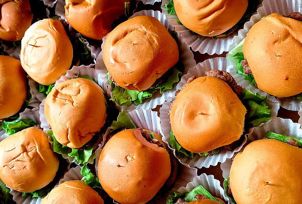 25 Mini Perritos y 25 Mini Hamburguesas con Yenova Cupcakes.