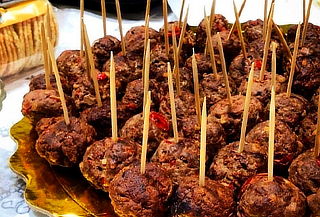 50 o 100 Minipasabocas: Bolitas de Carne, Rollitos o Pastel 