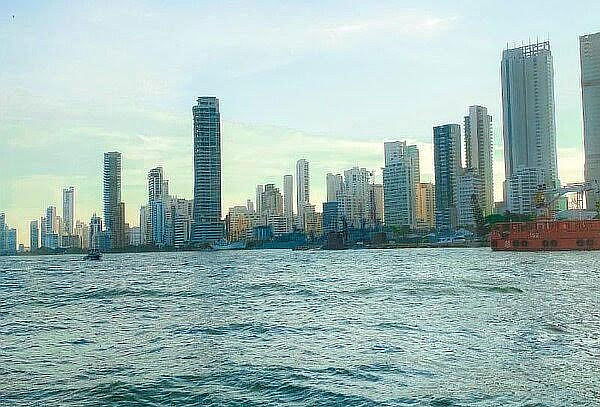 Recorrido por la Bahía en Bote con Barra Libre en Cartagena