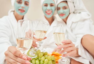 Plan Spa para 3 Amigas con Decoración, Sauna y Tina – Modeli