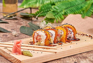 Combo Asiático: Entrada Kani + Plato Fuerte + Bebida 