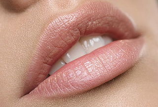 Ruborización de Labios Aspecto Natural con Micropigmentación