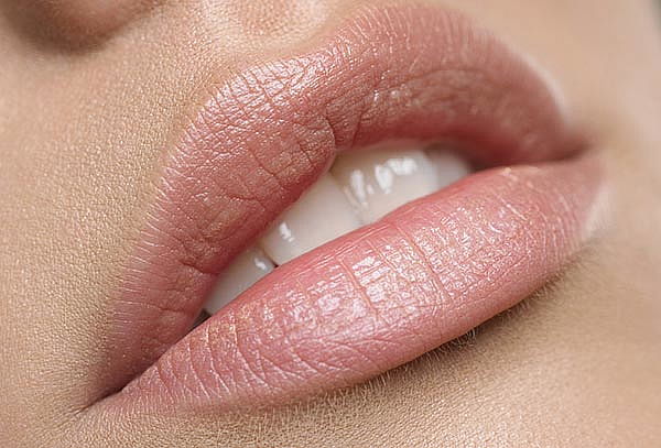 Ruborización de Labios Aspecto Natural con Micropigmentación