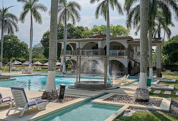Hospedaje de Lujo y Desayuno para Dos en Santa Fé
