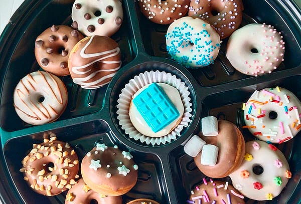 Bandeja de Mini Donas por 17 Unidades Toppings a Elección