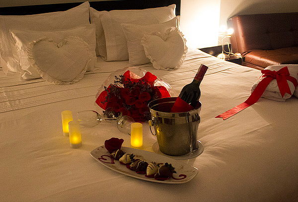 Noche Romántica en Suite + Tina + Vino + Bouquet 12 Rosas