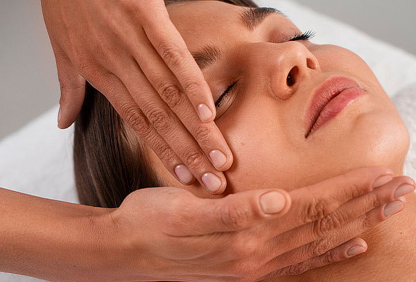 Limpieza Facial Profunda con Masaje Relajante en Cuello