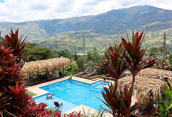 Girardota Plan para 2: Hospedaje + Desayuno + Piscina 