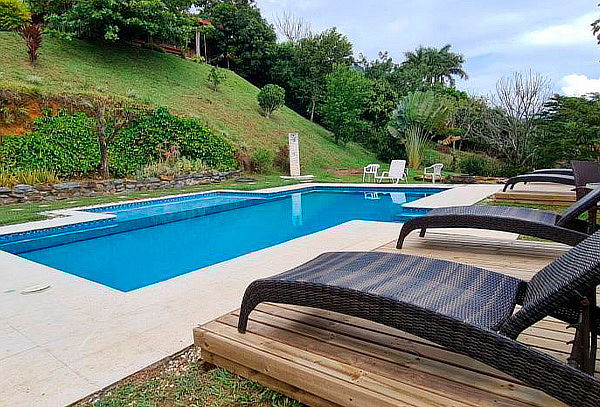 Girardota Plan para 2: Hospedaje + Desayuno + Piscina 