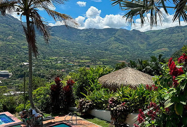 Copacabana en Pareja: Alojamiento + Desayuno + Piscina