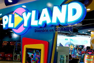 PLAYLAND Tarjeta Dorada con 2 Horas de Juego + Combo