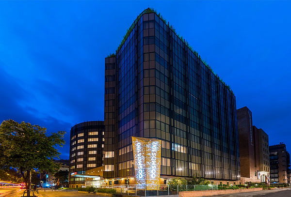 COSMOS 100: Alojamiento en Junior Suite con Tina + Desayuno 