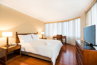 COSMOS 100: Alojamiento en Junior Suite con Tina + Desayuno 