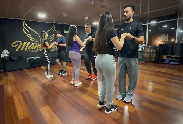 1 Clase de Salsa o Bachata en Pareja 