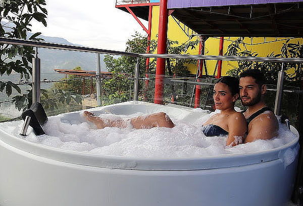 2 Noches / 3 Días en Pareja en Chinauta + Desayuno