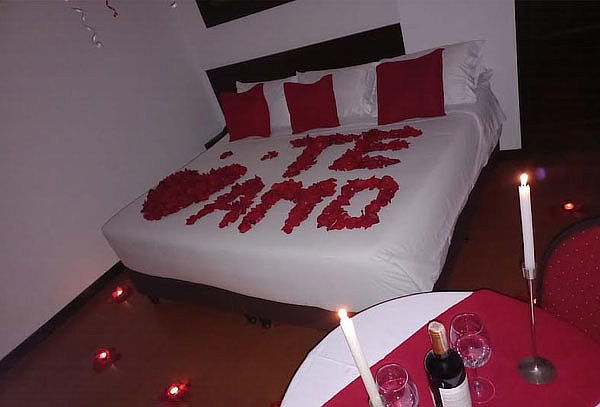 Noche Romántica + Desayuno en la Habitación + Decoración  