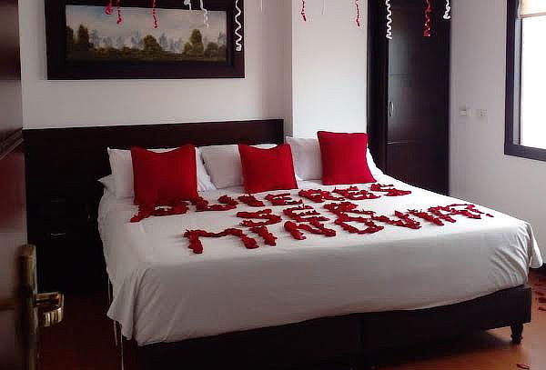 Noche Romántica + Desayuno en la Habitación + Decoración  