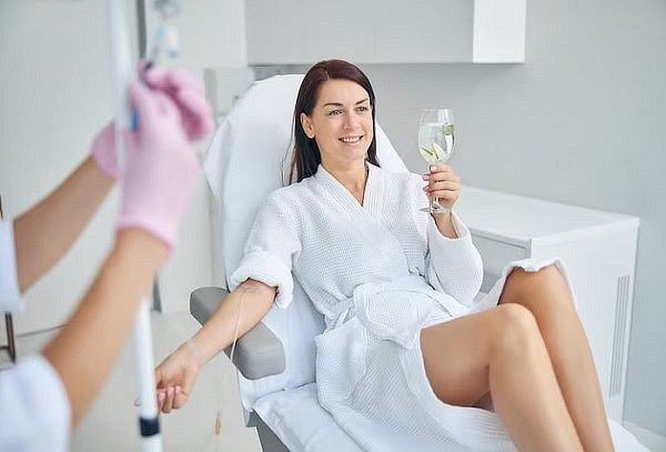 Aplicación de Sueroterapia con Vitaminas en La Esmeralda 