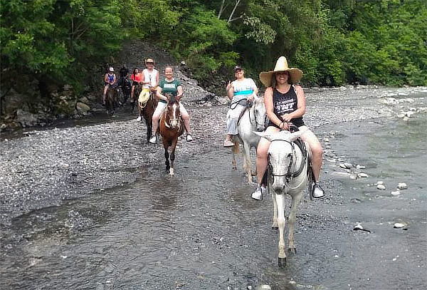 Pasadía para 2 Personas en Útica con Cabalgata