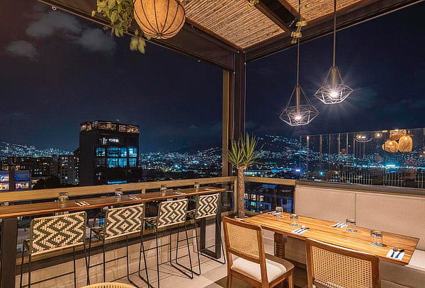 Rooftop Áureo: 4 Cócteles de Autor para 2 Personas