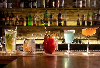 Rooftop Áureo: 4 Cócteles de Autor para 2 Personas