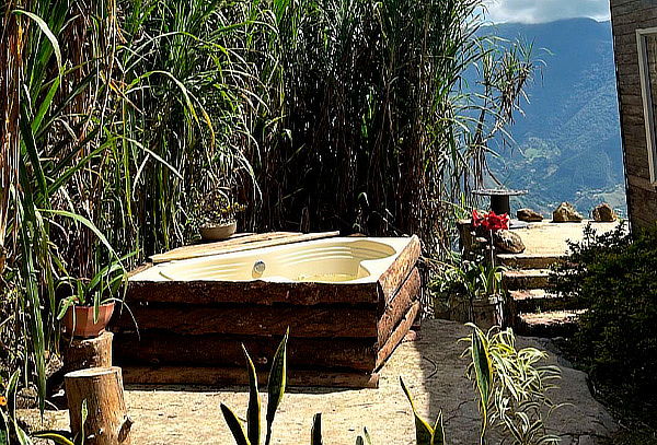 Magia y Romance en Barbosa: Glamping, Desayuno y Jacuzzi