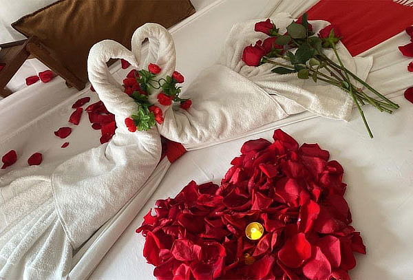 Noche Romántica: Desayuno + Vino + Decoración + Fresas y Más