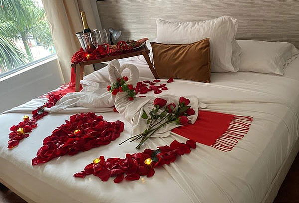 Noche Romántica: Desayuno + Vino + Decoración + Fresas y Más