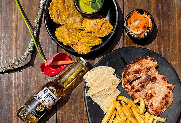 Plan para 2: Entrada + 2 Fuertes a la Parrilla + Bebidas 