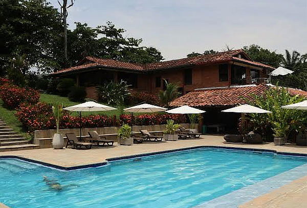 La Pintada - Ant: Hospedaje para 2 + Desayuno + Piscina