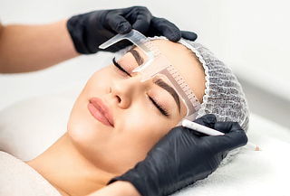 Cejas Pelo a Pelo + Obsequio Hidratación de Labios 