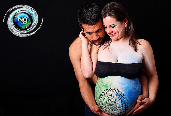 Foto Estudio de Body Paint Neon Para Embarazadas Orquideas