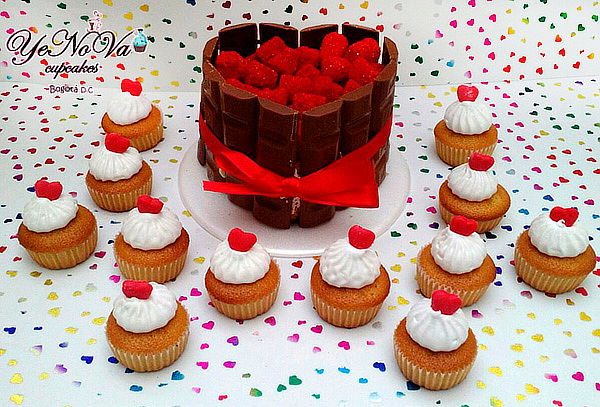 Torta Jet de Corazón + 12 Mini Cupcakes