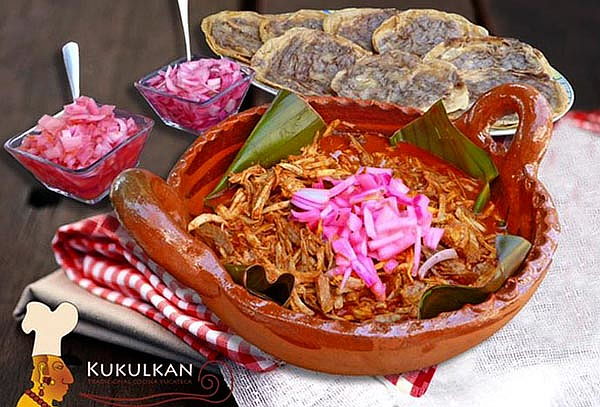 Deliciosa Cochinita Pibil en Kukulkan + Panuchos o Tamales
