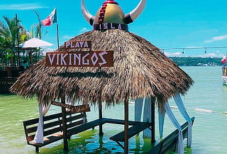 Playa Vikingos, Tequesquitengo + Tepoztlán Tour 1 Día