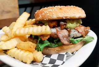 Hamburguesa + Cerveza PARA 2 en Caverna Nápoles