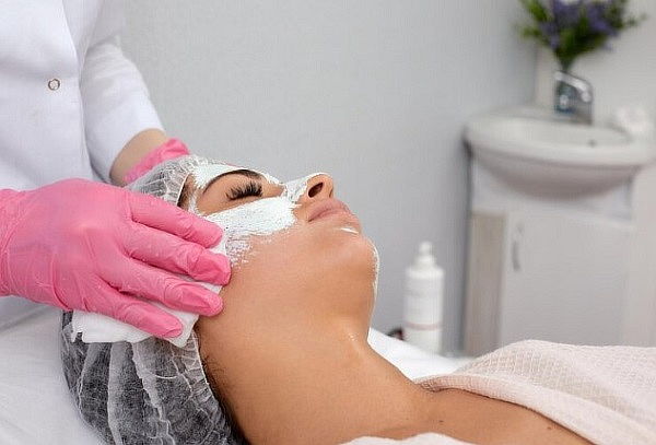 Limpieza facial profunda con hidratación + Cromoterapia 