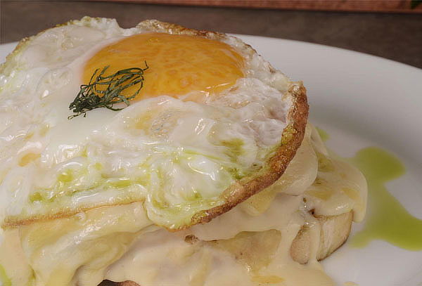 Disfruta de Croque Madame + Fruta + Café + Jugo