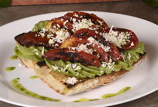 Disfruta de un  Avocado Toast + Fruta + Jugo + Café