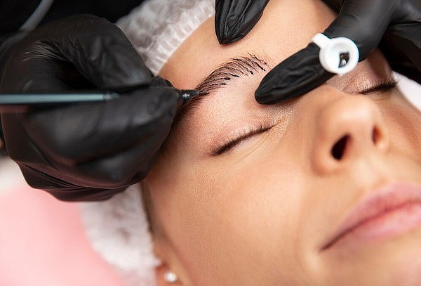 Diseño de ceja + Microblading (pelo a pelo)