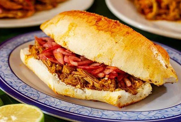 4 tortas de cochinita pibil + 4 bebidas en La Pibil ¡2 suc! 