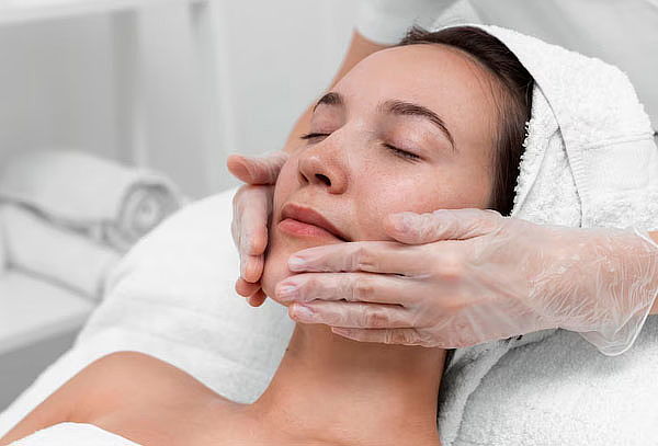 FACIAL PLUS: Limpieza Profunda + Presoterapia y más