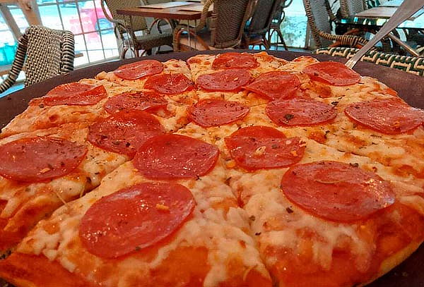 Pizza Mediana de Peperoni + Ensalada + Jarra de Limonada 