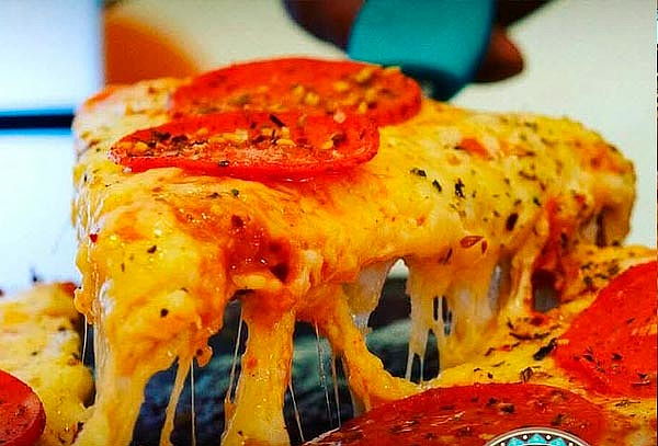 Pizza Mediana de Peperoni + Ensalada + Jarra de Limonada 