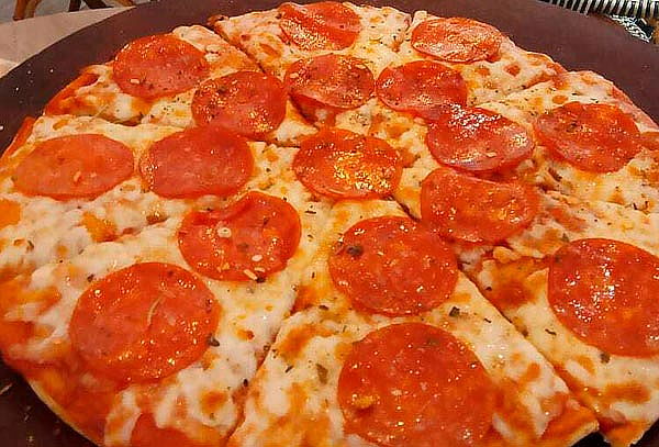 Pizza Mediana de Peperoni + Ensalada + Jarra de Limonada 
