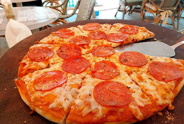 Pizza Mediana de Peperoni + Ensalada + Jarra de Limonada 