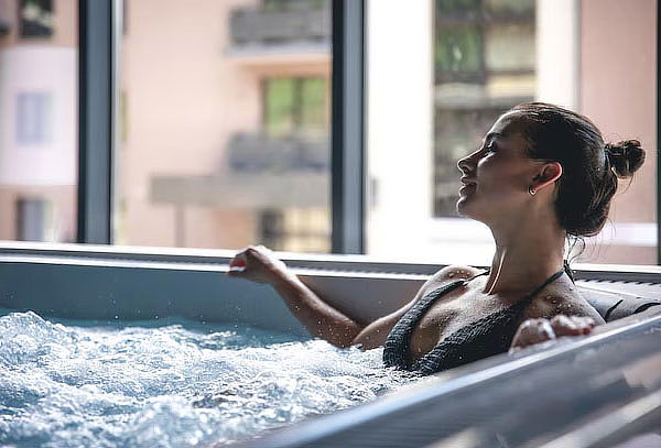 120 minutos: Masaje a 4 manos + Jacuzzi + Ajuste de columna