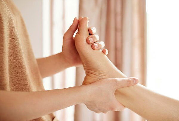 Relajación y renovación en pies con masaje y reflexologia