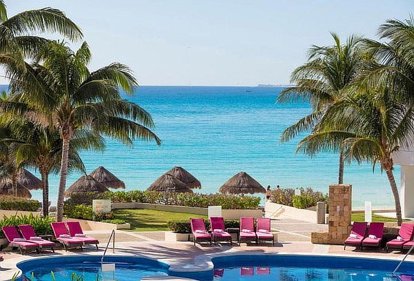 ¡Todo Incluido! 5D/4N Krystal Grand Cancún para 2 + menores